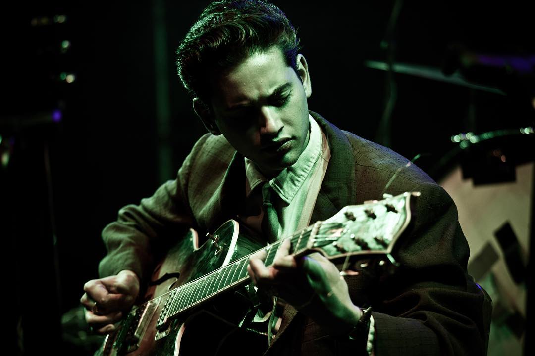 Lewis of Kitty, Daisy and Lewis on stage at the Hot Jazz Club in Münster, 2012.com @kittydaisyandlewis